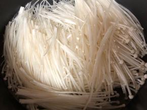 锅中水烧开金针菇汤软捞出