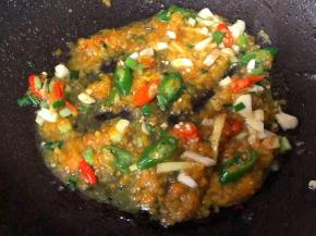 锅中放油烧热放青红椒段（不能吃辣少放）、蒜末和姜丝、葱花翻炒然后加2汤匙黄灯笼辣椒