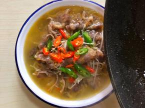 另起锅油烧热淋在上就可以喽