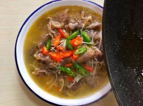 另起锅油烧热淋在上就可以喽