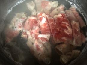 放肥牛卷烫变色捞出备用