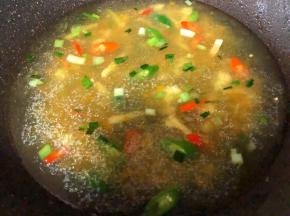 翻炒均匀加水烧开