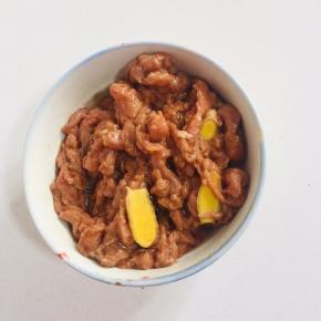 瘦肉切成薄片，放入两勺生抽，一勺料酒，一勺淀粉，几片生姜，再倒入适量的食用油搅拌均匀腌制15分钟左右。