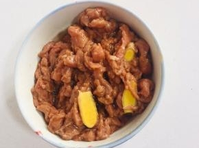 瘦肉切成薄片，放入两勺生抽，一勺料酒，一勺淀粉，几片生姜，再倒入适量的食用油搅拌均匀腌制15分钟左右。