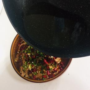 锅烧热倒入适量的油，烧至冒烟，淋在上面即可。