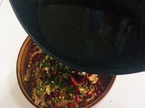 锅烧热倒入适量的油，烧至冒烟，淋在上面即可。