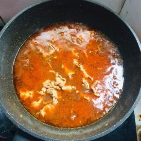 把腌制好的肉片放入锅中煮两分钟。（肉片不要煮的时间太长，两分钟足够，要不然肉片煮老了就不好吃了，不嫩了！）