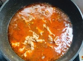 把腌制好的肉片放入锅中煮两分钟。（肉片不要煮的时间太长，两分钟足够，要不然肉片煮老了就不好吃了，不嫩了！）