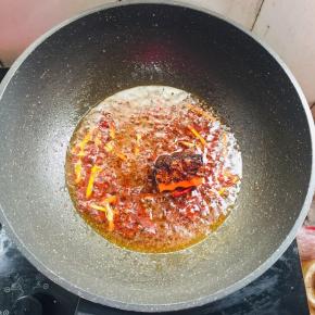 放入姜丝，郫县豆瓣酱，红小方手工老火锅底料小火煸炒出红油来。