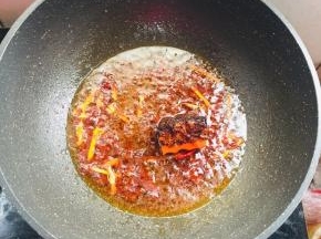 放入姜丝，郫县豆瓣酱，红小方手工老火锅底料小火煸炒出红油来。
