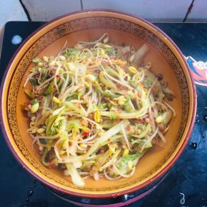 把煮好的配菜捞出来放在碗底。