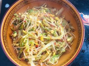 把煮好的配菜捞出来放在碗底。