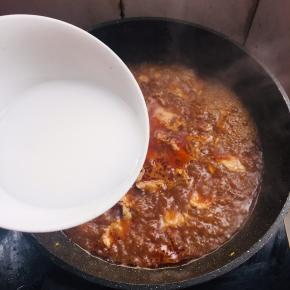 起锅前加入适量的水淀粉勾芡。（淀粉加入适量的水搅拌至无沉淀就是水淀粉哦！）