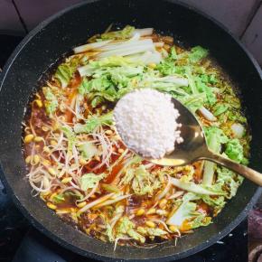 再放入一勺鸡精煮一分钟。