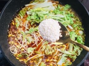 再放入一勺鸡精煮一分钟。