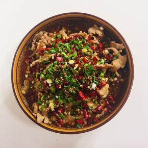 把蒜末，干辣椒段儿，蒜苗和花椒末放在肉片上。