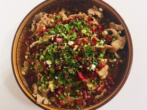 把蒜末，干辣椒段儿，蒜苗和花椒末放在肉片上。