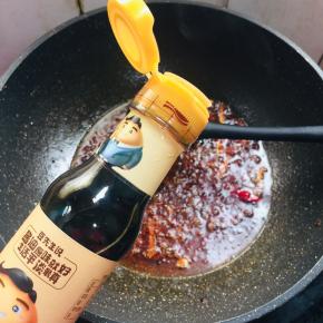 加入一勺生抽。