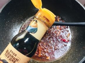 加入一勺生抽。