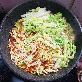 放入配菜（黄豆芽，白菜丝）