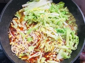 放入配菜（黄豆芽，白菜丝）