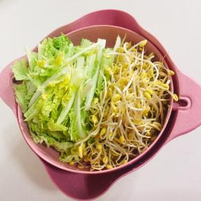 准备好所需的配菜：
黄豆芽洗净，白菜洗净切成丝备用。（配菜可以根据自己的喜好随意搭配哦，可以换成小青菜，黄瓜，生菜之类的，总之只要你爱吃就好。）