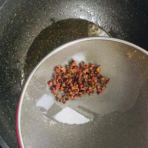 锅烧热倒入适量的油，放入花椒小火煸炒出麻味儿，把花椒捞出来沥干油分备用。