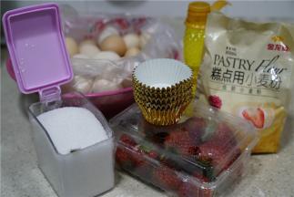 这款点心的备料：金龙鱼糕点用小麦粉340克，鸡蛋20个，白糖280（蛋白里160，蛋黄里100），玉米油160，牛奶180，草莓及樱桃适量