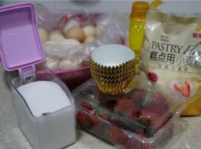 这款点心的备料：金龙鱼糕点用小麦粉340克，鸡蛋20个，白糖280（蛋白里160，蛋黄里100），玉米油160，牛奶180，草莓及樱桃适量