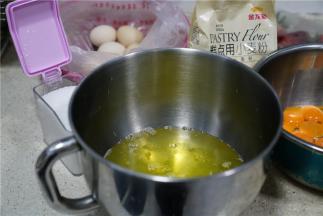 备干净无油无水的容器二个，要大一点哦，将蛋清及蛋黄分离到不同的容器里面。