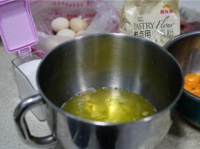 备干净无油无水的容器二个，要大一点哦，将蛋清及蛋黄分离到不同的容器里面。