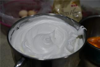 蛋清里面，分次三次加糖，将蛋白糊打至倒扣不流，能挂得出小勾就可以。