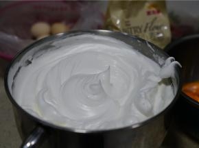 蛋清里面，分次三次加糖，将蛋白糊打至倒扣不流，能挂得出小勾就可以。