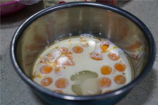 然后牛奶，玉米油，剩下的白糖都与蛋黄混合。