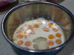 然后牛奶，玉米油，剩下的白糖都与蛋黄混合。
