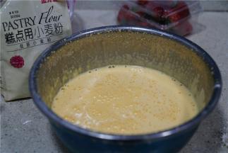 如图就是打好的蛋黄糊，糖化的状态。