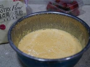 如图就是打好的蛋黄糊，糖化的状态。