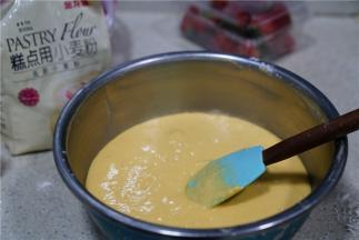 如图就是拌好的状态，无干粉状，朋友们拌面糊的时候要注意，不要打圈圈。