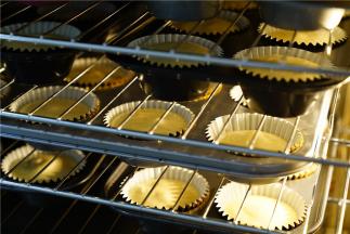 将拌好的蛋糕糊入带纸托的模具里，切记不要太满，七八分满就可以哦。