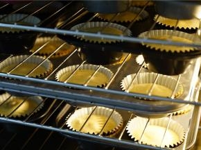 将拌好的蛋糕糊入带纸托的模具里，切记不要太满，七八分满就可以哦。