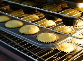 如图就是烤好的样子，烤好之后倒扣放凉。这样子就是一蛋糕胚了。