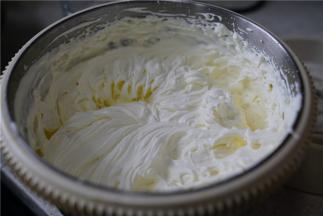 在蛋糕放凉透了之后，再将糖粉与淡发配在一起，打至干性发泡。