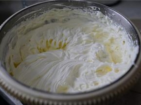 在蛋糕放凉透了之后，再将糖粉与淡发配在一起，打至干性发泡。