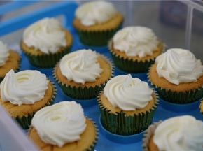 先将奶油挤在蛋糕上面。