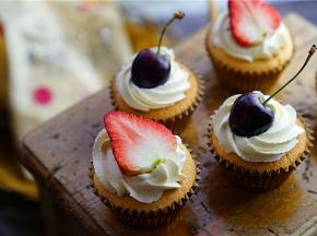 凉透的蛋糕上挤上奶油花，再用水果点缀在表面就可以。
这样子一份仙气满满又带点壕意的迎新蛋糕杯就完成啦。