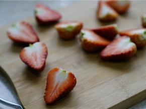 草莓呢个大的对切，个小的就整个用。