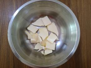 2、黄油切小块，室温软化。
