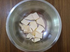 2、黄油切小块，室温软化。