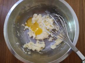 5、将蛋黄分两次加入黄油中，并搅拌均匀。