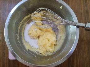 6、牛奶也分两次加入黄油中，搅拌均匀。